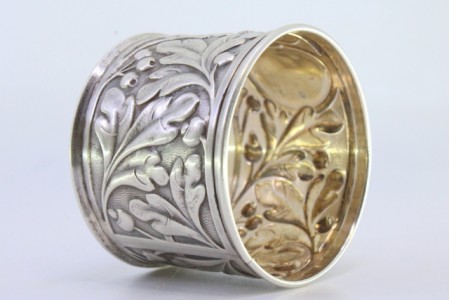  Argola de guardanapo em prata com relevos florais envolvendo cartela para monograma.